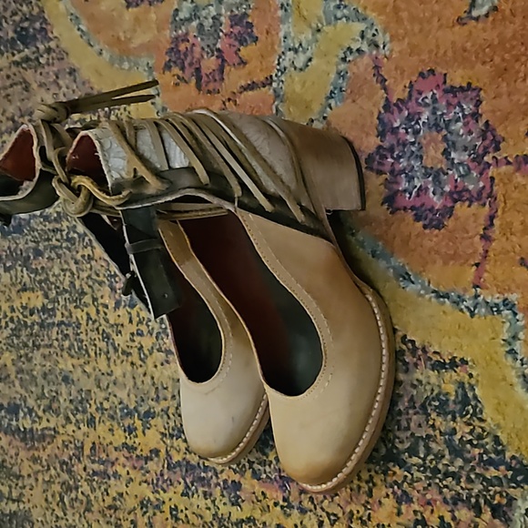 Freebird Raealnne taupe many janes. Worn once for wedding - Picture 2 of 8